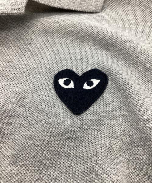 PLAY COMME des GARCONS（プレイコムデギャルソン）PLAY COMME des GARCONS (プレイコムデギャルソン) ハートロゴポロシャツ グレー サイズ:Mの古着・服飾アイテム
