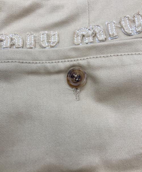 MIU MIU（ミュウミュウ）MIU MIU (ミュウミュウ) Mini Skirt with Belt Loops and Zip Pocket ベージュ サイズ:40の古着・服飾アイテム