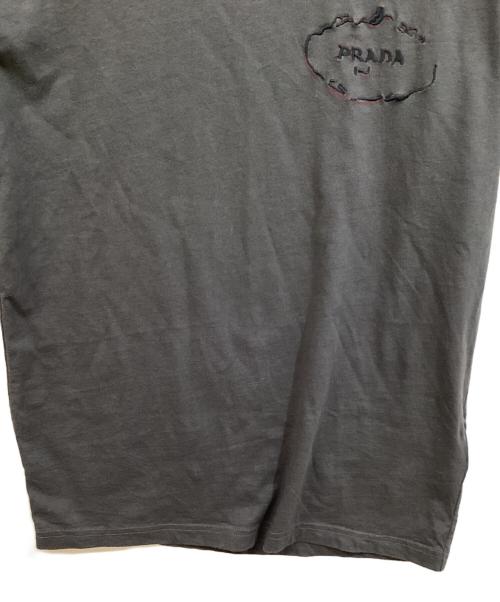PRADA（プラダ）PRADA (プラダ) ロゴ刺繍 VネックTシャツ グレー サイズ:	SIZE Mの古着・服飾アイテム