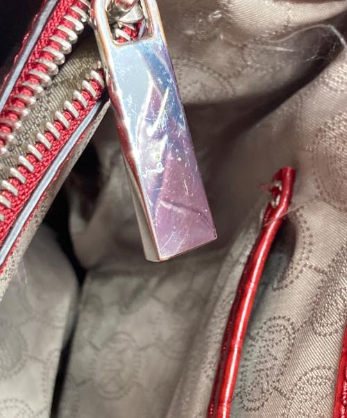 MICHAEL KORS（マイケルコース）MICHAEL KORS (マイケルコース) ラージ NS アッシュグレー エンボス加工 レザー ディロン トート レッドの古着・服飾アイテム