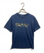 stussyステューシー）の古着「カモ柄ロゴプリントＴシャツ」｜ネイビー