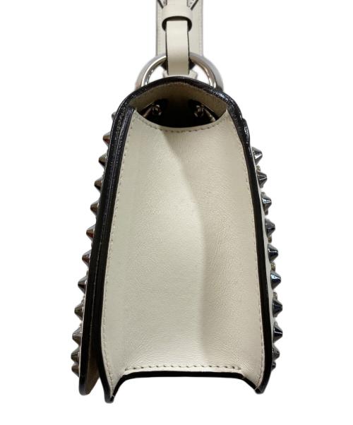 JIMMY CHOO（ジミーチュウ）JIMMY CHOO (ジミーチュウ) スタッズショルダーバッグ ホワイトの古着・服飾アイテム