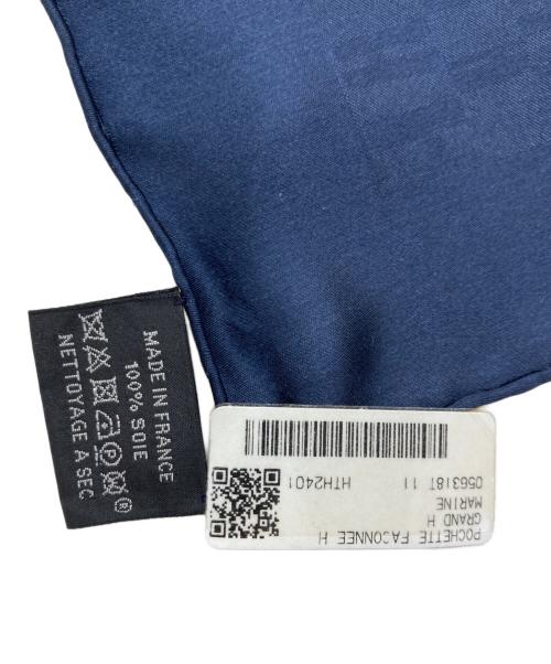 HERMES（エルメス）HERMES (エルメス) ポケットチーフ 45  ファソネ・グランH ネイビーの古着・服飾アイテム