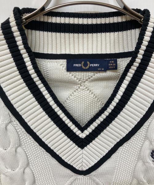 FRED PERRY（フレッドペリー）FRED PERRY (フレッドペリー) Vネックニット ホワイト サイズ:	SIZE 36の古着・服飾アイテム