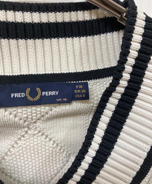 FRED PERRY（フレッドペリー）FRED PERRY (フレッドペリー) Vネックニット ホワイト サイズ:	SIZE 36の古着・服飾アイテム