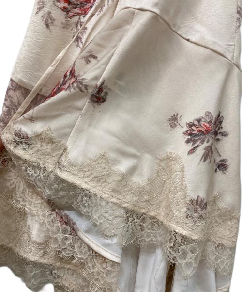 Snidel（スナイデル）Snidel (スナイデル) レーストリムサテンキャミTOP アイボリー(FLOWER) サイズ:	SIZE Freeの古着・服飾アイテム