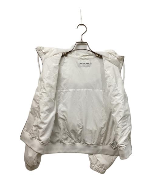 Calvin Klein Jeans（カルバンクラインジーンズ）Calvin Klein Jeans (カルバンクラインジーンズ) パッカブルウィンドブレーカー ホワイト サイズ:	SIZE Sの古着・服飾アイテム
