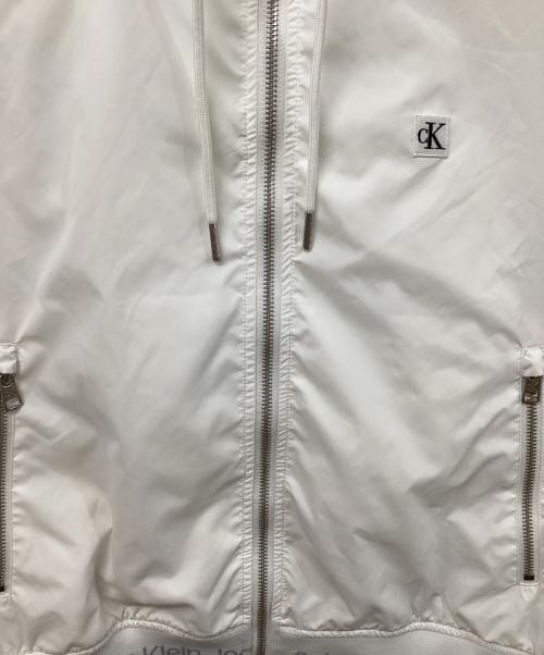 Calvin Klein Jeans（カルバンクラインジーンズ）Calvin Klein Jeans (カルバンクラインジーンズ) パッカブルウィンドブレーカー ホワイト サイズ:	SIZE Sの古着・服飾アイテム