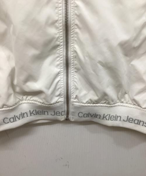 Calvin Klein Jeans（カルバンクラインジーンズ）Calvin Klein Jeans (カルバンクラインジーンズ) パッカブルウィンドブレーカー ホワイト サイズ:	SIZE Sの古着・服飾アイテム