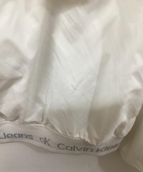 Calvin Klein Jeans（カルバンクラインジーンズ）Calvin Klein Jeans (カルバンクラインジーンズ) パッカブルウィンドブレーカー ホワイト サイズ:	SIZE Sの古着・服飾アイテム