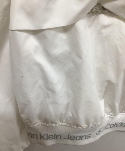 Calvin Klein Jeans（カルバンクラインジーンズ）Calvin Klein Jeans (カルバンクラインジーンズ) パッカブルウィンドブレーカー ホワイト サイズ:	SIZE Sの古着・服飾アイテム