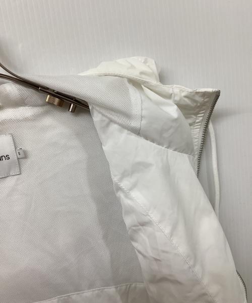 Calvin Klein Jeans（カルバンクラインジーンズ）Calvin Klein Jeans (カルバンクラインジーンズ) パッカブルウィンドブレーカー ホワイト サイズ:	SIZE Sの古着・服飾アイテム