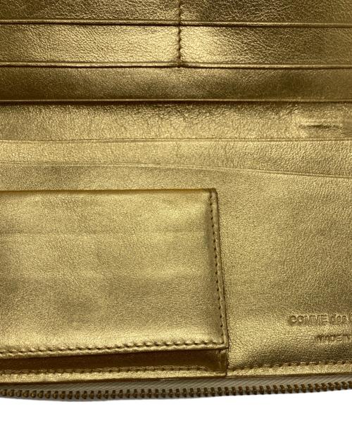 COMME des GARCONS（コムデギャルソン）COMME des GARCONS (コムデギャルソン) エンボス加工ラウンドジップウォレット ゴールドの古着・服飾アイテム