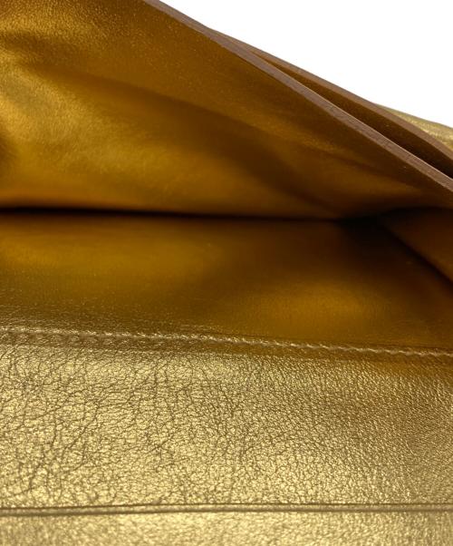COMME des GARCONS（コムデギャルソン）COMME des GARCONS (コムデギャルソン) エンボス加工ラウンドジップウォレット ゴールドの古着・服飾アイテム