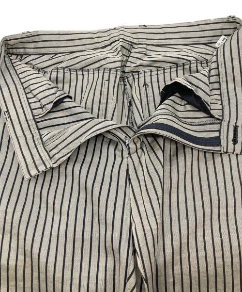 me ISSEY MIYAKE（ミーイッセイ ミヤケ）me ISSEY MIYAKE (ミーイッセイ ミヤケ) ストライプパンツ グレー サイズ:不明の古着・服飾アイテム