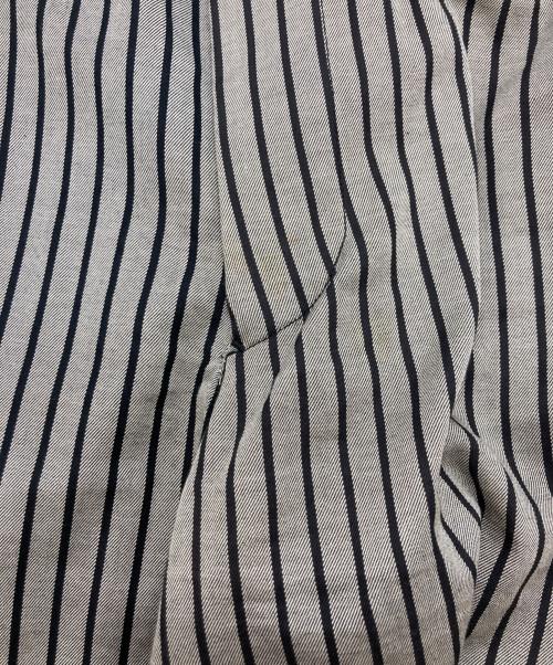 me ISSEY MIYAKE（ミーイッセイ ミヤケ）me ISSEY MIYAKE (ミーイッセイ ミヤケ) ストライプパンツ グレー サイズ:不明の古着・服飾アイテム