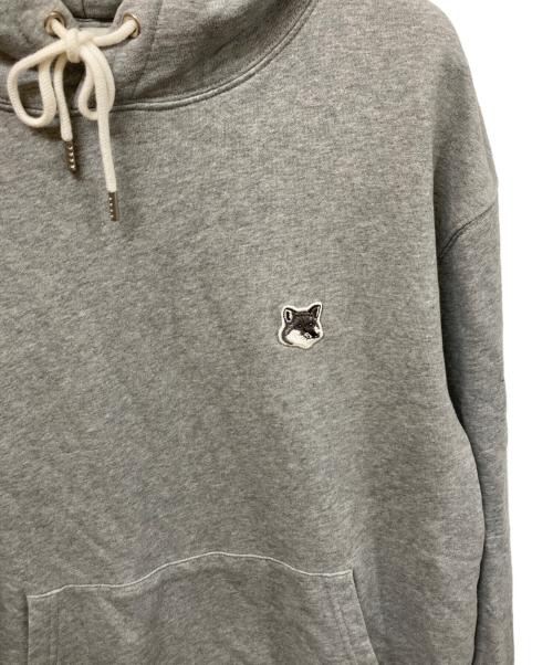 maison kitsune（メゾンキツネ）MAISON KITSUNE (メゾンキツネ) フォックスパッチ フーディー グレー サイズ:SIZE Mの古着・服飾アイテム