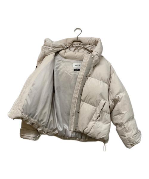 FRAY ID（フレイ アイディー）FRAY ID (フレイ アイディー) フードダウンジャケット ベージュ サイズ:	SIZE 0の古着・服飾アイテム