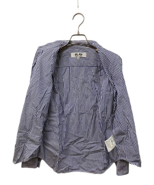 PLAY COMME des GARCONS（プレイコムデギャルソン）PLAY COMME des GARCONS (プレイコムデギャルソン) ストライプフロントパッチシャツ ブルー サイズ:SIZE Mの古着・服飾アイテム