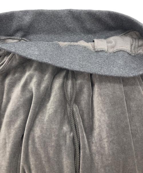 NVRFRGT（ネヴァーフォーゲット）NVRFRGT (ネヴァーフォーゲット) VELOUR 3D TWISTED LOUNGE PANTS グレー サイズ:SIZE 2の古着・服飾アイテム