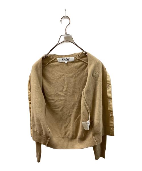 PLAY COMME des GARCONS（プレイコムデギャルソン）PLAY COMME des GARCONS (プレイコムデギャルソン) ワンポイントニットカーディガン ベージュ サイズ:SIZE XXSの古着・服飾アイテム