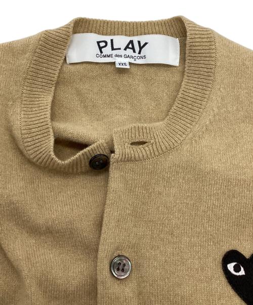 PLAY COMME des GARCONS（プレイコムデギャルソン）PLAY COMME des GARCONS (プレイコムデギャルソン) ワンポイントニットカーディガン ベージュ サイズ:SIZE XXSの古着・服飾アイテム