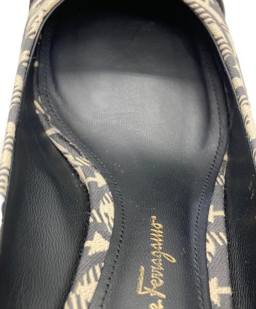 Salvatore Ferragamo（サルヴァトーレ フェラガモ）Salvatore Ferragamo (サルヴァトーレ フェラガモ) パンプス ブラック×ベージュ サイズ:	SIZE 8の古着・服飾アイテム