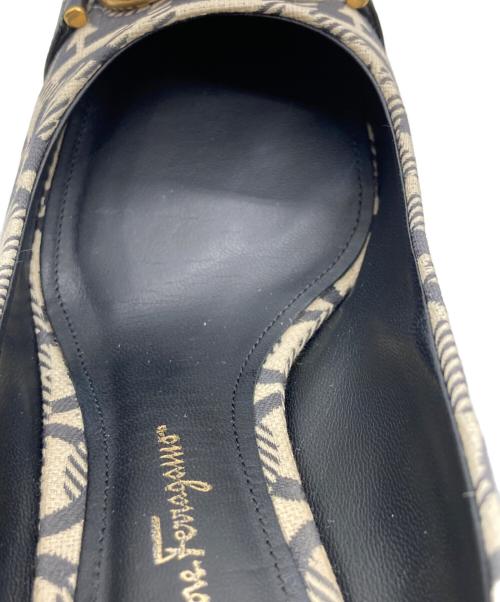 Salvatore Ferragamo（サルヴァトーレ フェラガモ）Salvatore Ferragamo (サルヴァトーレ フェラガモ) パンプス ブラック×ベージュ サイズ:	SIZE 8の古着・服飾アイテム