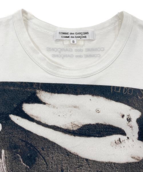 COMME des GARCONS COMME des GARCONS（コムデギャルソン コムデギャルソン）COMME des GARCONS COMME des GARCONS (コムデギャルソン コムデギャルソン) GERALDO DE BARROSプリントTシャツ ホワイト サイズ:Sの古着・服飾アイテム