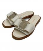 Salvatore Ferragamoサルヴァトーレ フェラガモ）の古着「studded bow slide sandals 10985」｜ホワイト