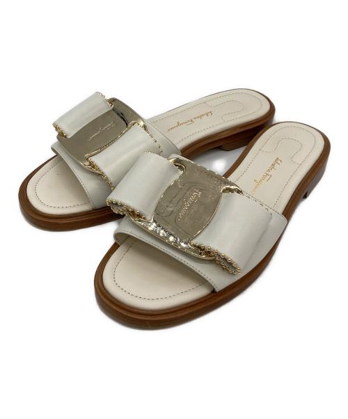 Salvatore Ferragamo（サルヴァトーレ フェラガモ）Salvatore Ferragamo (サルヴァトーレ フェラガモ) studded bow slide sandals 10985 ホワイト サイズ:7の古着・服飾アイテム