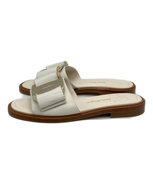 Salvatore Ferragamo（サルヴァトーレ フェラガモ）Salvatore Ferragamo (サルヴァトーレ フェラガモ) studded bow slide sandals 10985 ホワイト サイズ:7の古着・服飾アイテム