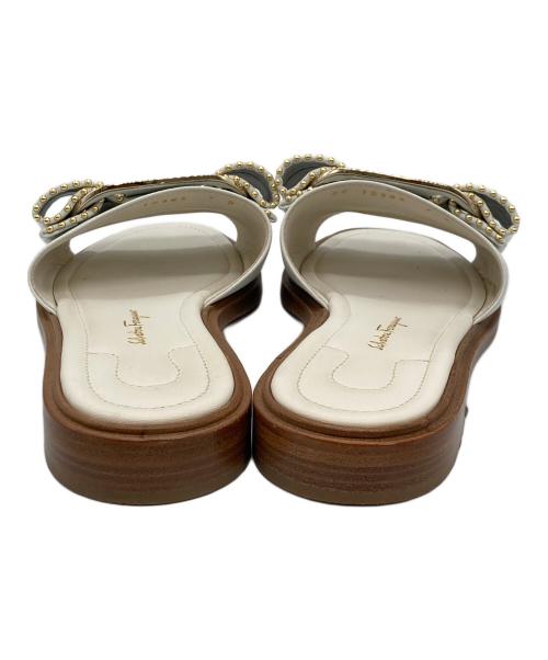 Salvatore Ferragamo（サルヴァトーレ フェラガモ）Salvatore Ferragamo (サルヴァトーレ フェラガモ) studded bow slide sandals 10985 ホワイト サイズ:7の古着・服飾アイテム