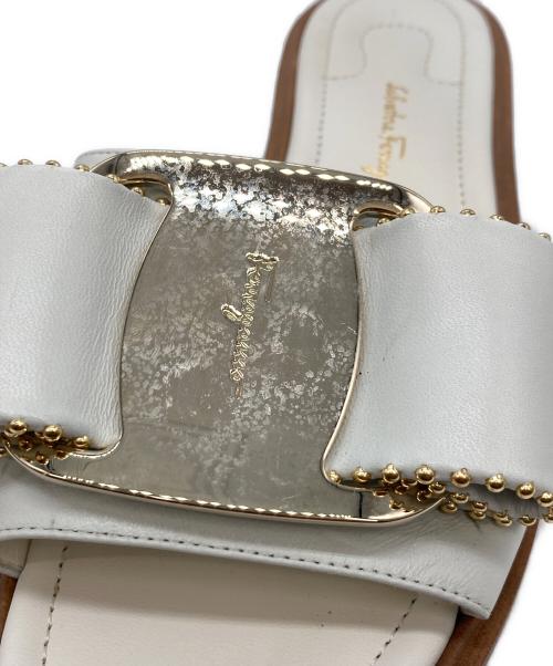 Salvatore Ferragamo（サルヴァトーレ フェラガモ）Salvatore Ferragamo (サルヴァトーレ フェラガモ) studded bow slide sandals 10985 ホワイト サイズ:7の古着・服飾アイテム