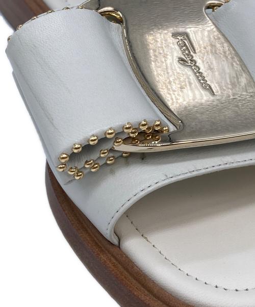 Salvatore Ferragamo（サルヴァトーレ フェラガモ）Salvatore Ferragamo (サルヴァトーレ フェラガモ) studded bow slide sandals 10985 ホワイト サイズ:7の古着・服飾アイテム