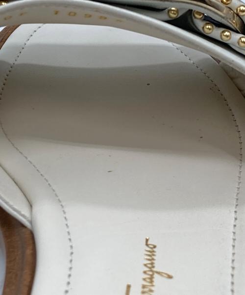 Salvatore Ferragamo（サルヴァトーレ フェラガモ）Salvatore Ferragamo (サルヴァトーレ フェラガモ) studded bow slide sandals 10985 ホワイト サイズ:7の古着・服飾アイテム