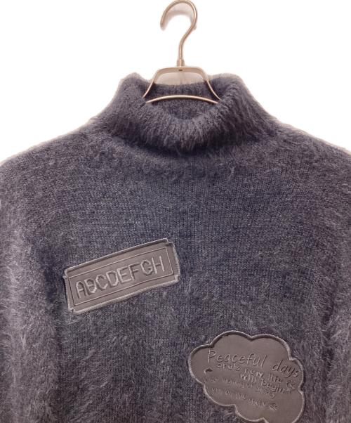 1PIU1UGUALE3 RELAX（ウノピゥウノウグァーレトレ リラックス）1PIU1UGUALE3 RELAX (ウノピゥウノウグァーレトレ リラックス) ワッペンデザインシャギーニット ブラック サイズ:Sの古着・服飾アイテム