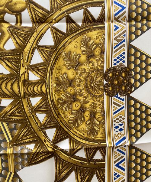 HERMES（エルメス）HERMES (エルメス) カレ90 L'OR DES CHEFS・首長達の金 ホワイトの古着・服飾アイテム