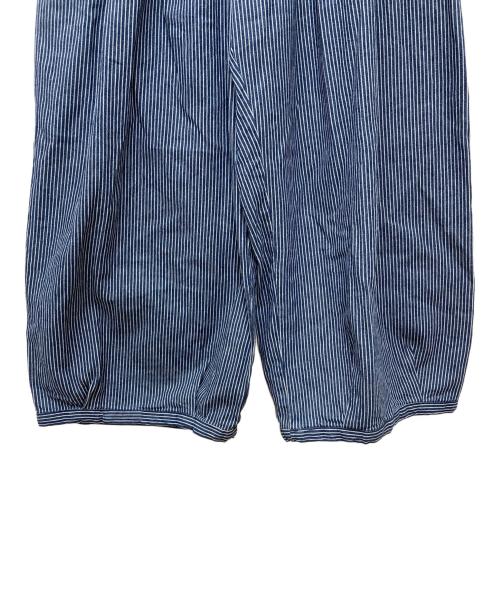 Marble SUD（マーブルシュッド）Marble SUD (マーブルシュッド) ヒッコリー裾タックボリュームパンツ スカイブルー サイズ:Freeの古着・服飾アイテム