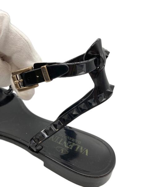 VALENTINO GARAVANI（ヴァレンティノ・ガラヴァーニ）VALENTINO GARAVANI (ヴァレンティノ・ガラヴァーニ) ロックスタッズPVCストラップサンダル ブラック サイズ:37の古着・服飾アイテム