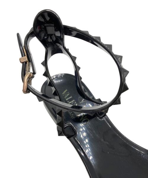 VALENTINO GARAVANI（ヴァレンティノ・ガラヴァーニ）VALENTINO GARAVANI (ヴァレンティノ・ガラヴァーニ) ロックスタッズPVCストラップサンダル ブラック サイズ:37の古着・服飾アイテム