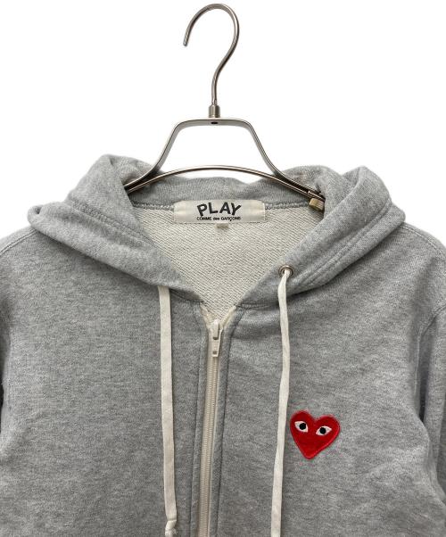 PLAY COMME des GARCONS（プレイコムデギャルソン）PLAY COMME des GARCONS (プレイコムデギャルソン) ハートロゴジップパーカー AZ-T167 グレー サイズ:Sの古着・服飾アイテム