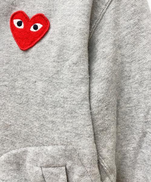 PLAY COMME des GARCONS（プレイコムデギャルソン）PLAY COMME des GARCONS (プレイコムデギャルソン) ハートロゴジップパーカー AZ-T167 グレー サイズ:Sの古着・服飾アイテム