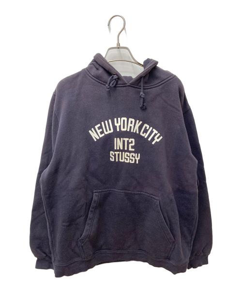 stussy（ステューシー）stussy (ステューシー) INT2 NYC ロゴプリントパーカー ネイビー サイズ:Mediumの古着・服飾アイテム