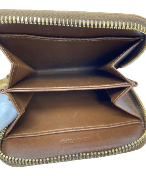 MIU MIU（ミュウミュウ）MIU MIU (ミュウミュウ) 型押しラウンドジップウォレット ベージュの古着・服飾アイテム