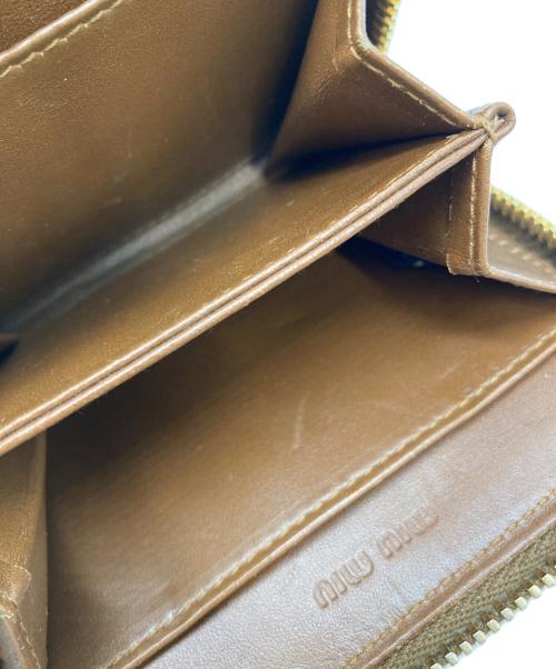 MIU MIU（ミュウミュウ）MIU MIU (ミュウミュウ) 型押しラウンドジップウォレット ベージュの古着・服飾アイテム