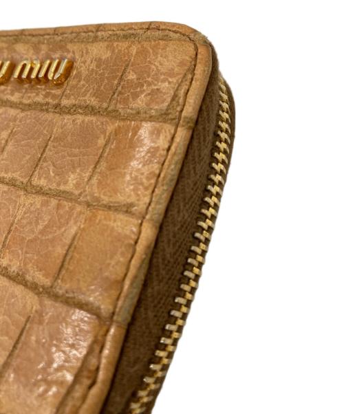 MIU MIU（ミュウミュウ）MIU MIU (ミュウミュウ) 型押しラウンドジップウォレット ベージュの古着・服飾アイテム