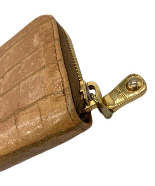 MIU MIU（ミュウミュウ）MIU MIU (ミュウミュウ) 型押しラウンドジップウォレット ベージュの古着・服飾アイテム