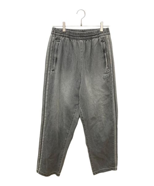 adidas（アディダス）adidas (アディダス) ルーズ トラックパンツ デニム ストーン グレー サイズ:Mの古着・服飾アイテム