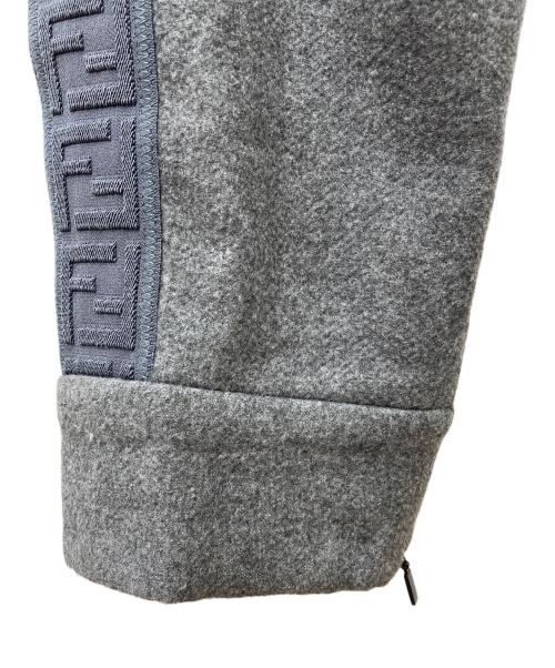 FENDI（フェンディ）FENDI (フェンディ) サイドFFズッカ柄ライントラックパンツ　FAB626 AGJP グレー サイズ:Lの古着・服飾アイテム